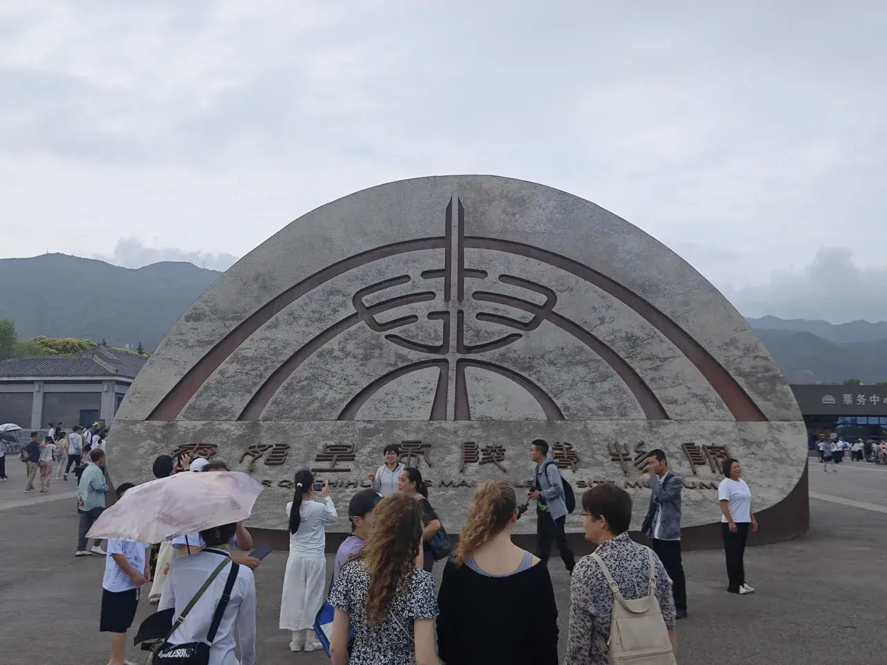 血染万里黄沙,今朝谁家天下?